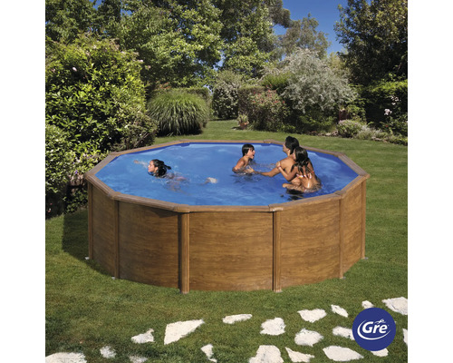 Houten zwembad met familie in de tuin