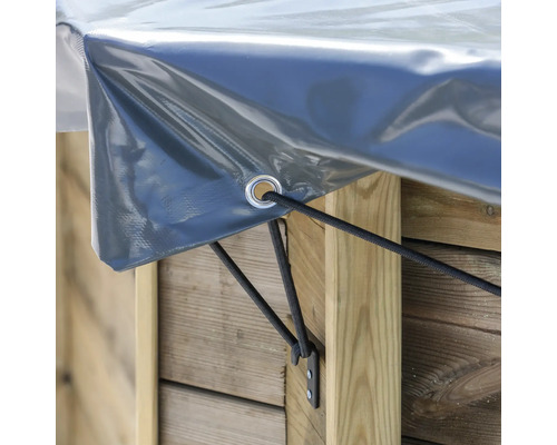 Detail van een dekzeil met oog en elastische koordbevestiging aan een houten constructie