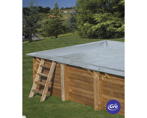 Houten zwembad met afdekking en ladder in de tuin. Gre Logo.