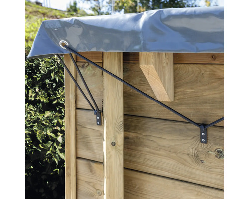 Detailopname van een houten constructie met zeildoek en bevestigingskabels