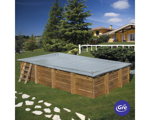 Houten zwembad afgedekt met een grijs zeil in de tuin