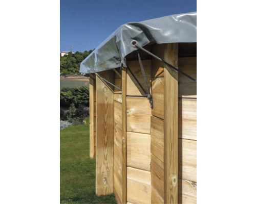 Detailopname van een houten tuinkast met grijs zeil en touwbevestiging