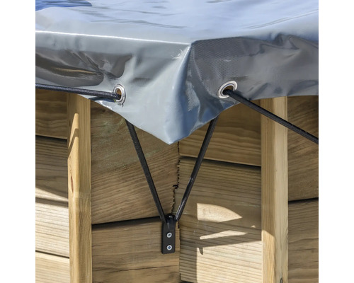 Detailopname van een zwembadafdekking met bevestiging aan een houten zwembad