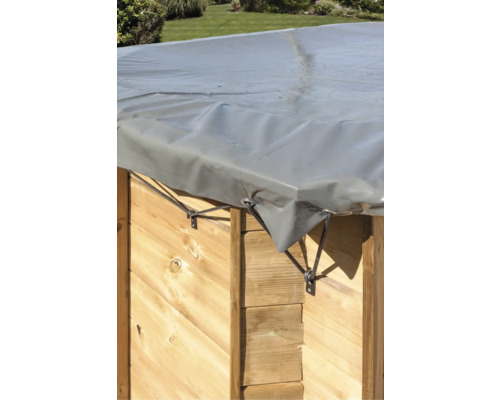 Houten zwembad met grijs beschermzeil en elastische band bevestiging