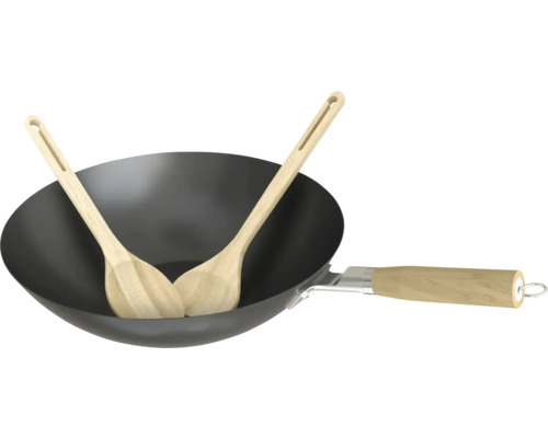 Wokpan met twee houten lepels