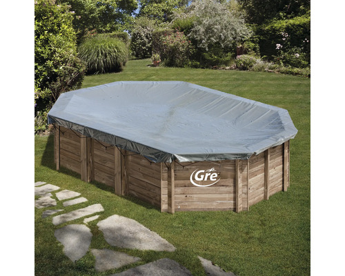 Houten zwembad in de tuin afgedekt met grijs zeil