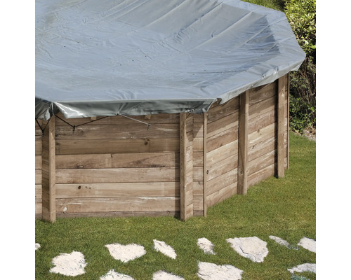 Houten zwembad afgedekt met zeil