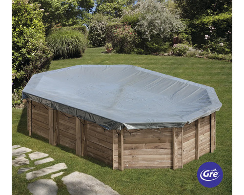 Bovengronds zwembad met afdekking in de tuin