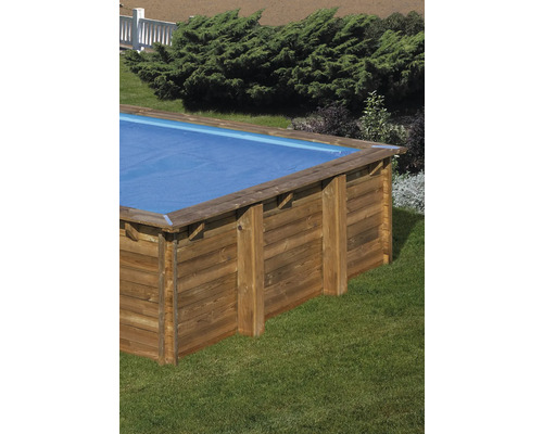 Houten zwembad met zwembadafdekking in de tuin