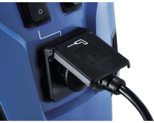 Detailopname van een nat- en droogzuiger met aangesloten stroomkabel