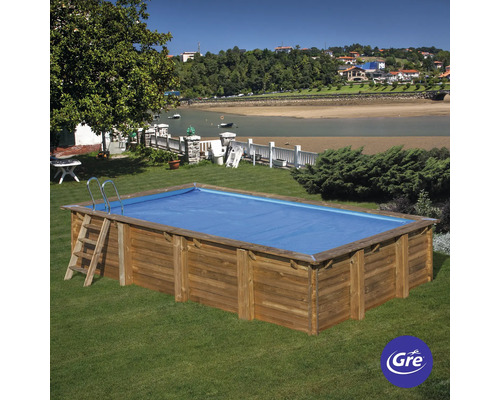 Houten zwembad met afdekking in de tuin met Gre Logo