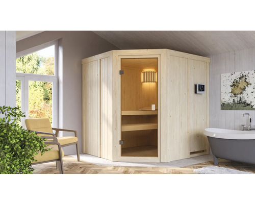 Lichte sauna van hout met glazen deur in een badkamer met bad en fauteuil.