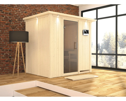 Vrijstaande sauna van hout met glazen deur en digitaal bedieningspaneel in een heldere ruimte.