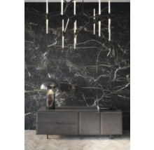 Decoratief interieur met ladekast, lamp, plafondlamp en wandtegels in marmerlook.