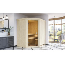 Houten hoeksauna met glazen deur in badkameromgeving.