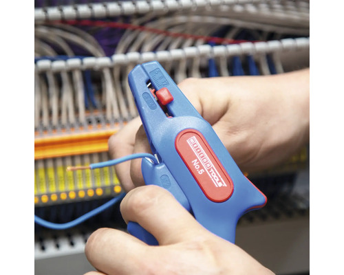 Iemand gebruikt een automatische draadstriptang om een blauwe kabel te strippen.