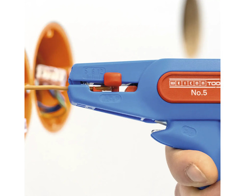 Draadstriptang met kabel in gebruik