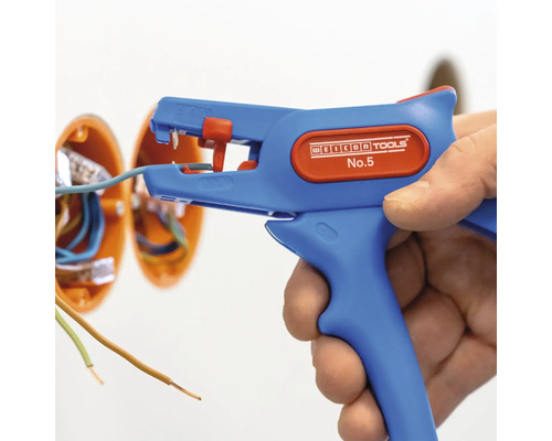 Bediening van een draadstriptang om de isolatie van een kabel te verwijderen