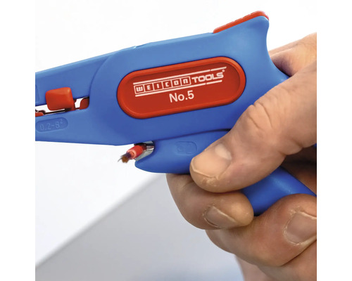 Hand houdt Weicon Tools striptang No. 5 vast