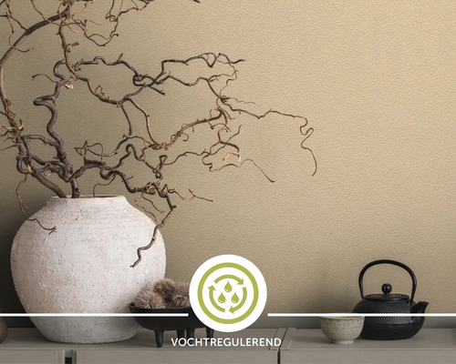 Decoratieve scène met vochtregulerend behang, vaas en theepot.