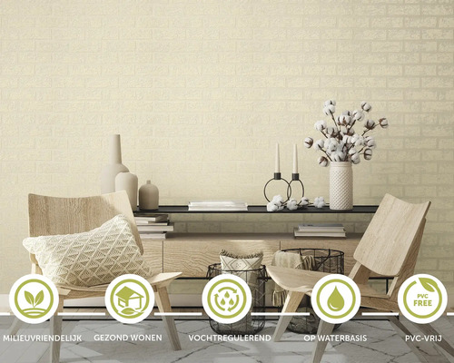 Woonkamer met baksteen behang, twee stoelen en decoratie