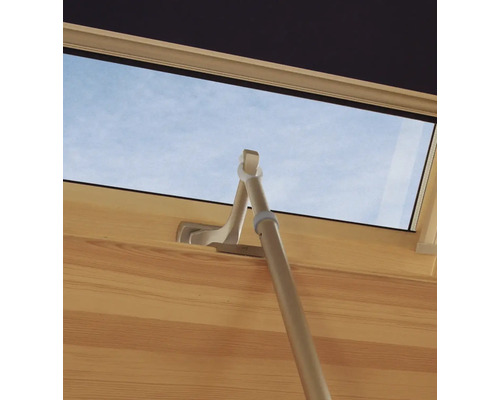 Dakvenster met handgreep om te openen en te sluiten