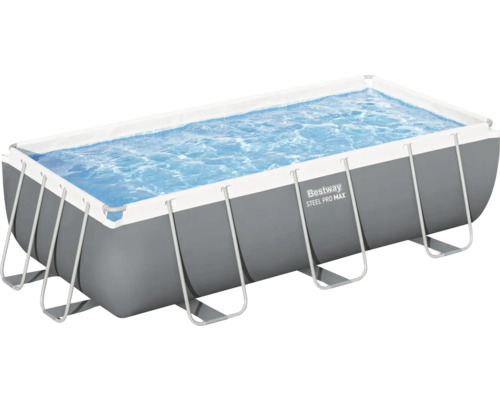 Rechthoekig zwembad met stalen frame gevuld met water