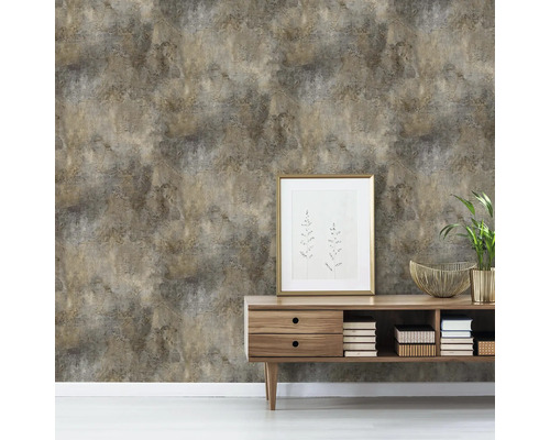 Woonkamer met patroonbehang, dressoir, fotolijst en decoratie