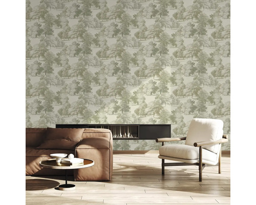 Woonkamer met bruine bank, fauteuil en behang met bospatroon