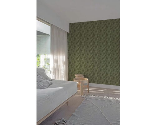 Slaapkamer met behang met bladerpatroon, bed, bijzettafel en vloerkleed