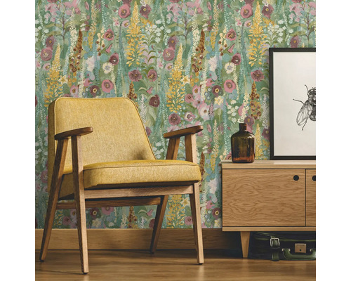 Woonkamer met gele fauteuil, houten kast en bloemenbehang voor een gezellige sfeer