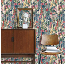 Decoratief interieur met bloemenbehang, houten kast, buste en stoel met boeken