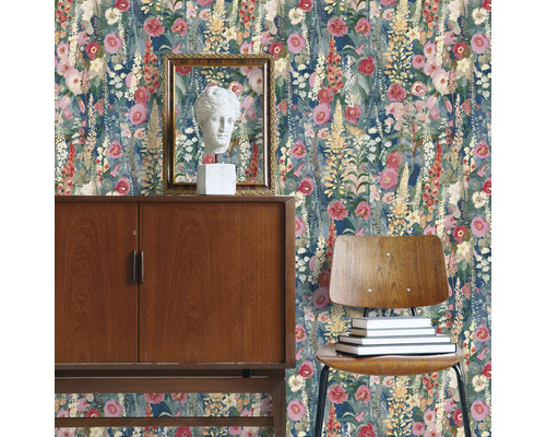 Decoratief interieur met bloemenbehang, houten kast, buste en stoel met boeken