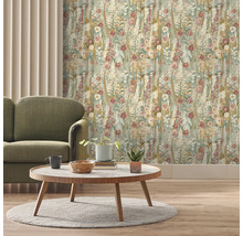 Decoratieve woonkamer met bloemenbehang, bank en tafel