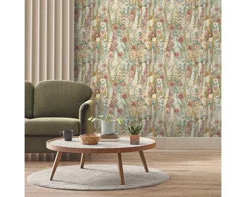 Decoratieve woonkamer met bloemenbehang, bank en tafel