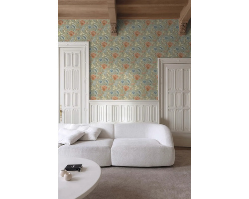 Woonkamer met bloemenbehang, bank en houten deuren