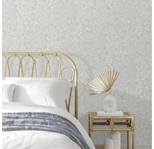 Slaapkamer met bed en bloemetjesbehang