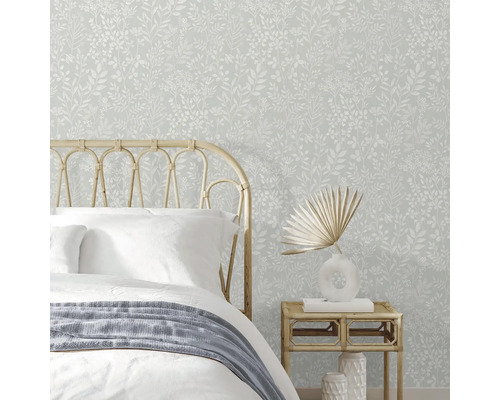 Slaapkamer met bed en bloemetjesbehang