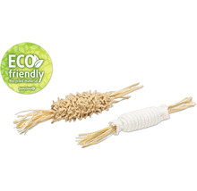Twee kattenspeeltjes van gerecycled materiaal met het Beetztees logo en het Eco Friendly keurmerk.
