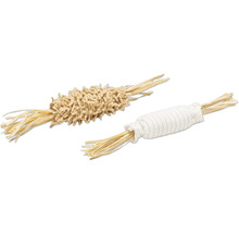 Twee kattenspeeltjes van stro en stof