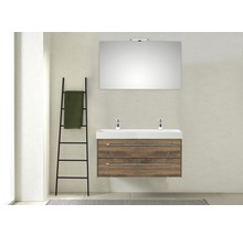 Badkamer met wastafelonderkast in houtlook, spiegel en handdoekladder