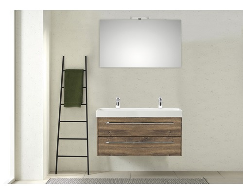 Badkamer met wastafelonderkast in houtlook, spiegel en handdoekladder