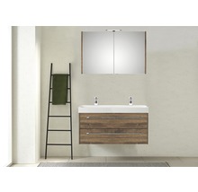 Moderne badkamer met wastafelonderkast, spiegelkast en handdoekladder