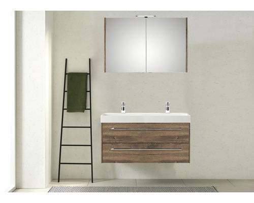 Moderne badkamer met wastafelonderkast, spiegelkast en handdoekladder