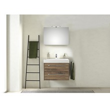 Moderne badkamer met wastafelonderkast, spiegel, handdoekladder en handdoeken.