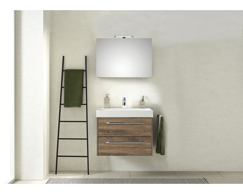 Moderne badkamer met wastafelonderkast, spiegel, handdoekladder en handdoeken.