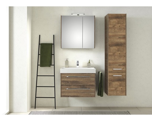 Badkamer met wastafelonderkast, spiegelkast, handdoekladder en hoge kast