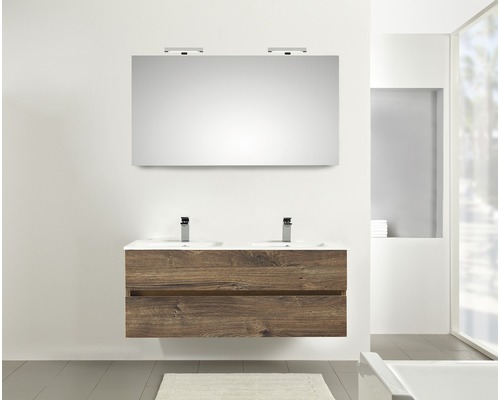 Badkamer met dubbele wastafel, spiegel en houten onderkast