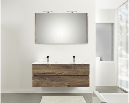 Badkamer met wastafelonderkast, dubbele wastafel en spiegelkast met verlichting