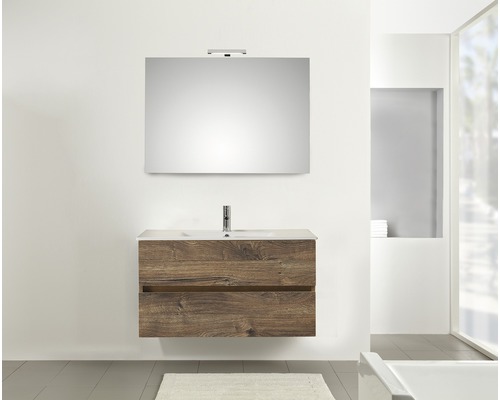 Moderne badkamer met wastafelonderkast in houtlook, opzetwastafel en spiegel